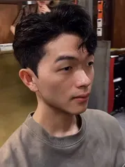 韓系側梳作品，設計師 小美，台中中區buzz barbershop