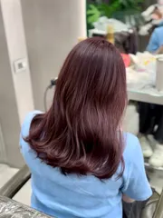 莓果紅棕｜溫柔顯白系髮色作品，設計師 ZOLA 蘇，高雄楠梓區D2 HAIR SALON
