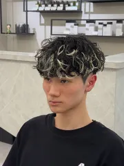 羊毛卷挑染作品，設計師 Andy，台北士林區關於髮廊
