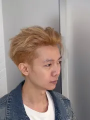 漂染特殊色：奶茶灰作品，設計師 Enn，新北板橋區TREND HAIR JE 府中店