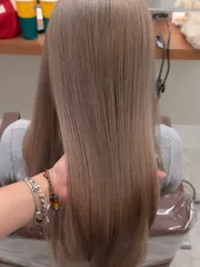 奶霜灰髮色作品，設計師 Kasey凱希，新北板橋區Holly hair