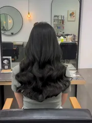 韓式電棒燙 煙燻灰綠作品，設計師 Vivian 維維安🩶，桃園中壢區Justo hair salon