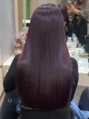 黑加侖紫髮色遇上縮毛矯正作品，設計師 Mina💋，新北永和區費思造型沙龍