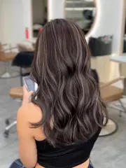 歐美混血感線條染🩶作品，設計師 Vivian，台南東區Komm Hair南紡店