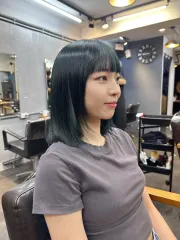 藍黑基底 × 墨綠光澤：低調卻耐看的神秘色 （無需漂髮）作品，設計師 Rave，台北大同區MEET hair