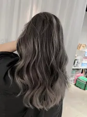 白髮共存手刷染作品，設計師 金 hair salon黛比，台中北區金 hair salon