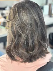 柔霧光影挑染｜白髮共存線條設計