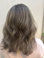 柔霧棕光影挑染｜白髮共存設計