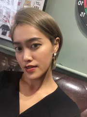 女生短髮. 灰霧感髮色