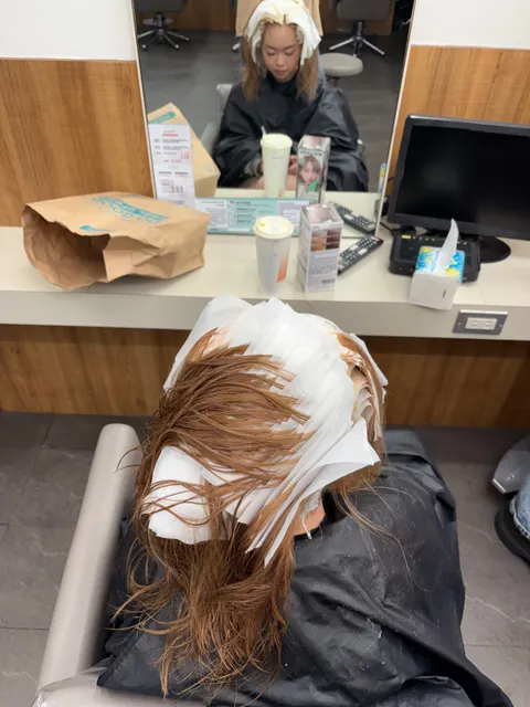 藍灰霧感髮色+羽毛剪作品參考，設計師 速速