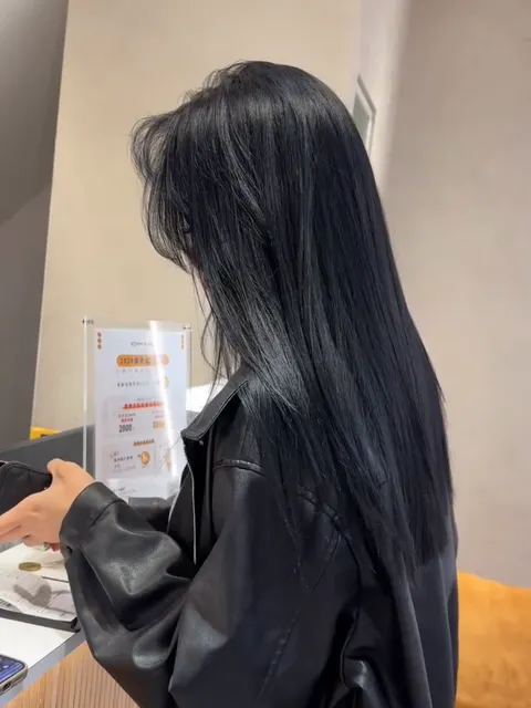 拿手招牌藍黑色作品參考，設計師 髮型師 xuan