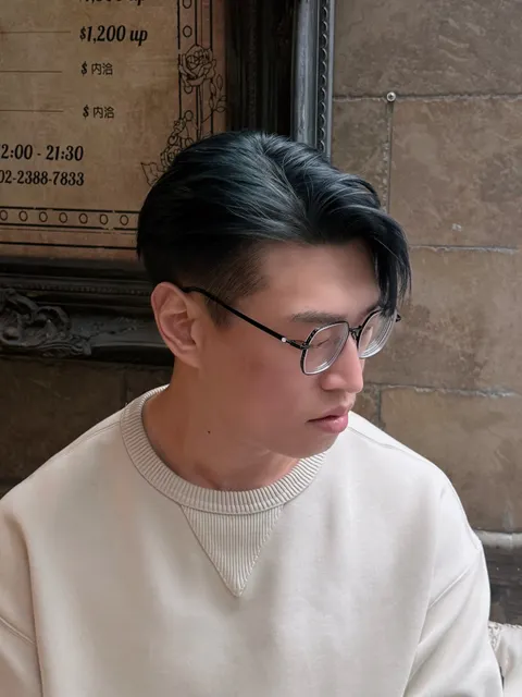 灰綠色+側背頭作品參考，設計師 77💜台北髮型師｜特殊色染髮｜漂髮專門｜髮質重建
