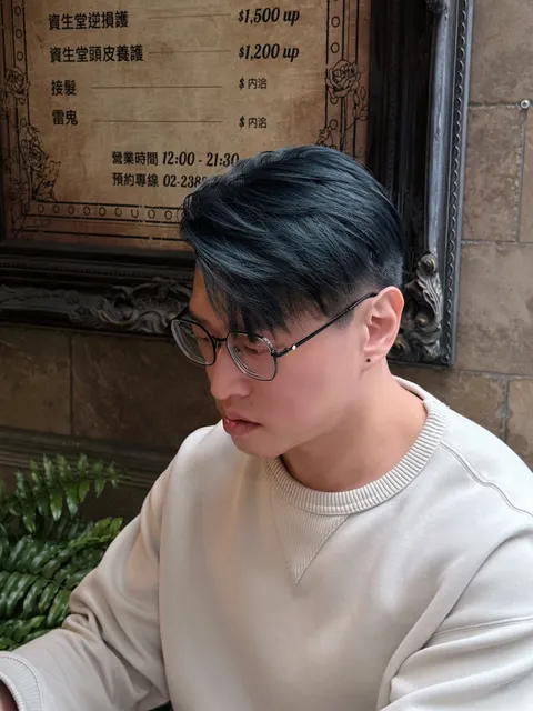 灰綠色+側背頭作品參考，設計師 77💜台北髮型師｜特殊色染髮｜漂髮專門｜髮質重建