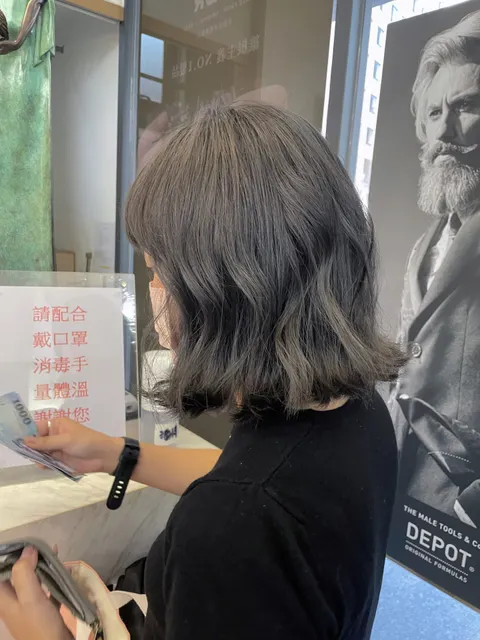 鐵灰色漂髮作品參考，設計師 Aby