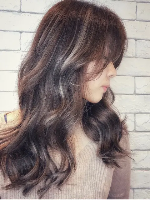「單色染膩了？試試光線設計染」作品參考，設計師 設計師 美加🌸班表按頭貼➡️貼文