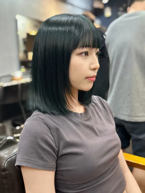 藍黑基底 × 墨綠光澤：低調卻耐看的神秘色 （無需漂髮）作品參考，設計師 Rave