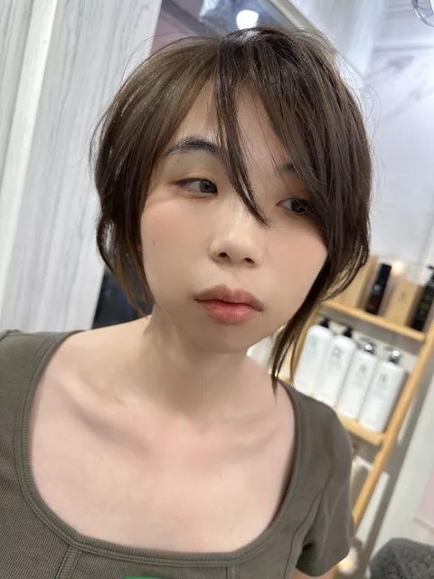 日系瘦臉輕短髮作品參考，設計師 羅黎