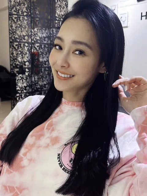 長直髮低層次作品參考，設計師 Janet Lin