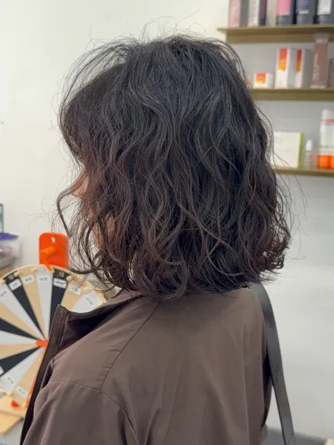 客製化短髮燙作品參考，設計師 愛笑熊🐻休息禮拜一二
