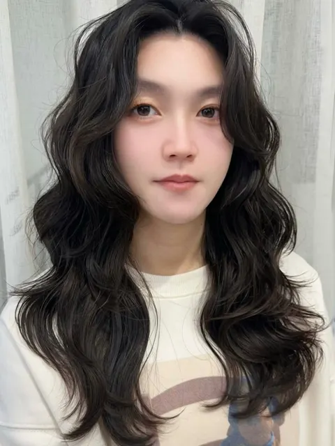 高捲紋髮型作品參考，設計師 Peggy