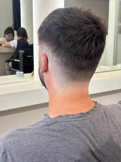 Clean mid Fade｜自然漸層男士剪髮設計作品參考，設計師 Aiko