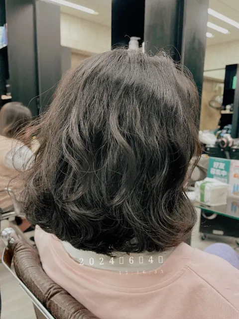 女生燙髮作品參考，設計師 林家群_Vic